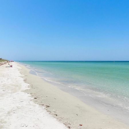 Beach Oasis - No Storm Damage & Guest Ready! Come Enjoy The Heated Pool & Relax At The Beach! Clearwater Beach Buitenkant foto